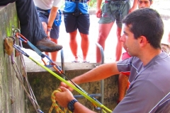 Todos atentos à instrução de como limpar uma via. Oficina de Técnicas de Segurança em Escalada. (2013)